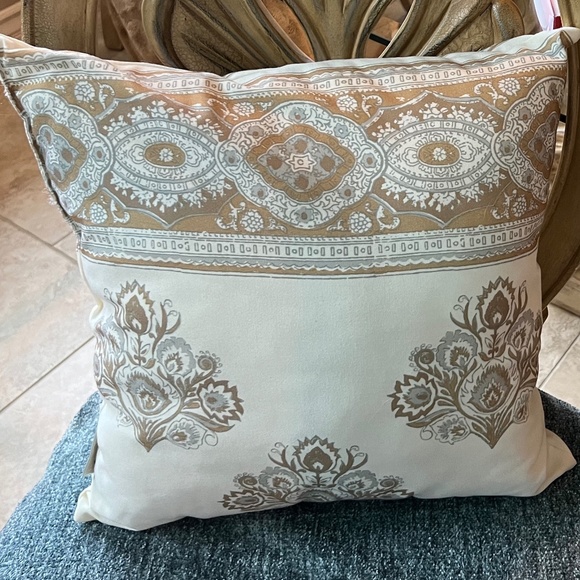 Indoor/Outdoor Neutral Pillow - Picture 5 of 5